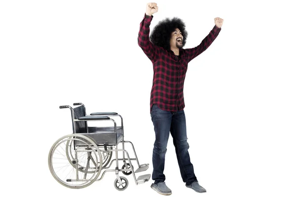 Alegre hombre de pie de silla de ruedas — Foto de Stock