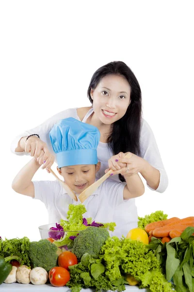 Όμορφη μητέρα κάνει μια σαλάτα με το γιο της — Φωτογραφία Αρχείου