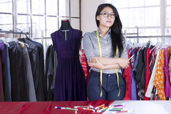 Självsäker modedesigner på arbetsplatsen — Stockfoto