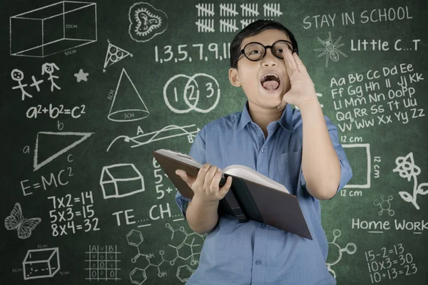 Lindo colegial gritando en el aula — Foto de Stock