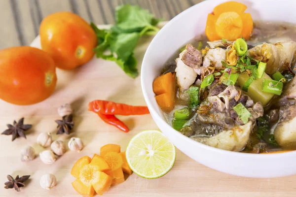 Köstliche Ochsenschwanzsuppe auf dem Tisch — Stockfoto