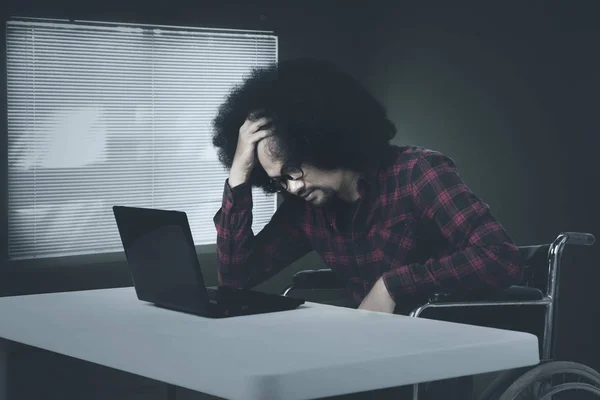 Отчаянный человек, работающий с ноутбуком — стоковое фото