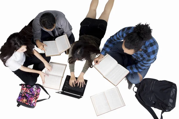 Diversos estudiantes universitarios discutiendo deberes — Foto de Stock