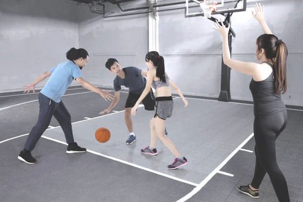 Diverse persone che giocano a basket in campo — Foto Stock