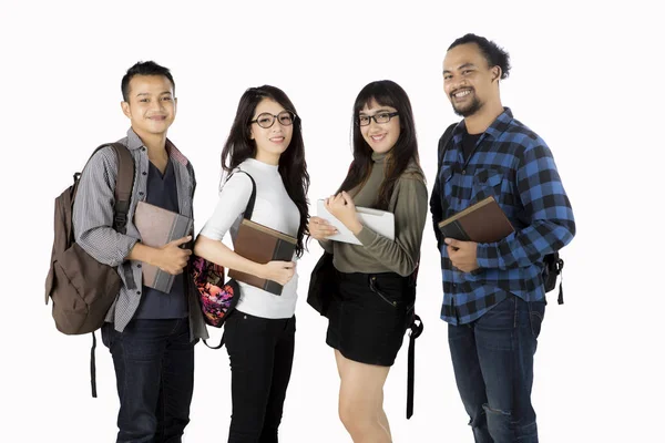 Diversidad estudiantes universitarios posando con confianza —  Fotos de Stock
