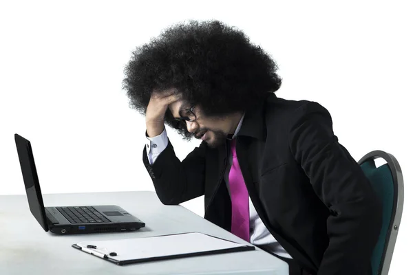 Duizelig Afro zakenman werken met laptop — Stockfoto