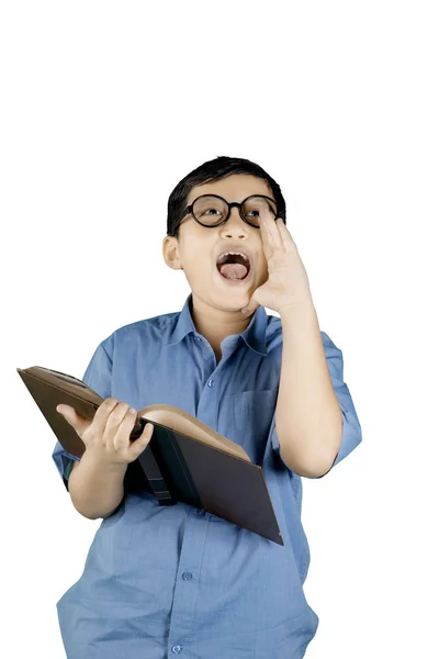 Grundschüler schreit laut mit der Hand — Stockfoto