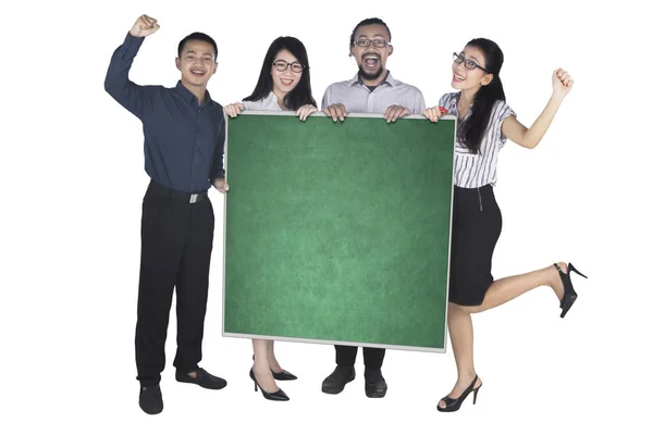 Upphetsad business-team håller svarta tavlan — Stockfoto