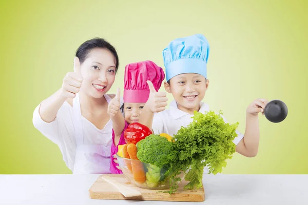 Famille avec légumes et pouces levés — Photo