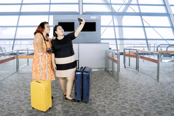 Şişman kadın havaalanında fotoğraf çekme
