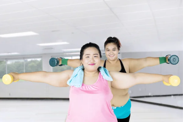 Las mujeres gordas entrenando con pesas — Foto de Stock