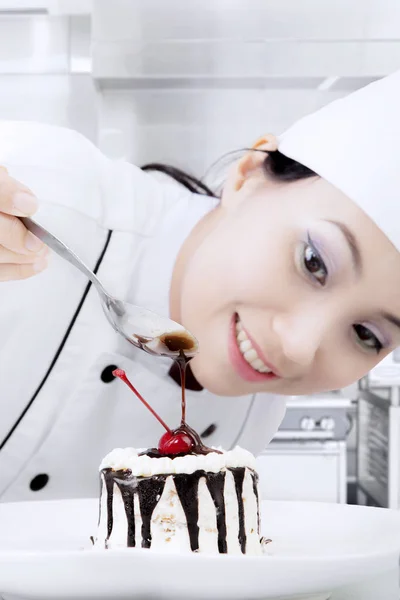 Chef donna che decora una torta — Foto Stock