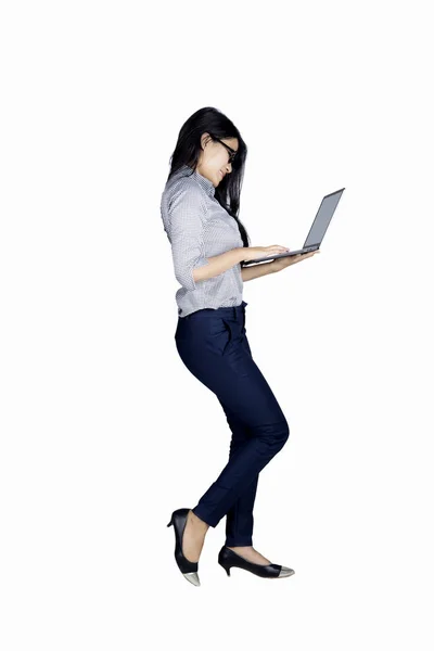 Female entrepreneur using a laptop on studio — Stock Photo, Image