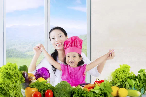 Femme enfants et mère avec des légumes — Photo