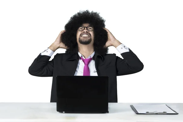 Frustrado hombre de negocios afro con portátil —  Fotos de Stock