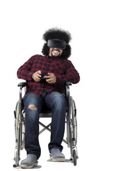 Discapacitados hombre africano jugando un juego virtual —  Fotos de Stock