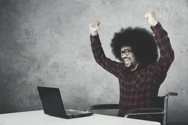 Člověk postižený Afro, slaví svůj úspěch — Stock fotografie