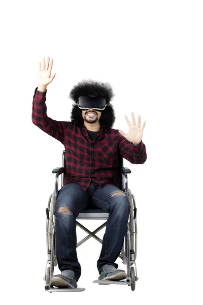 Hombre afro discapacitado con gafas de realidad virtual —  Fotos de Stock