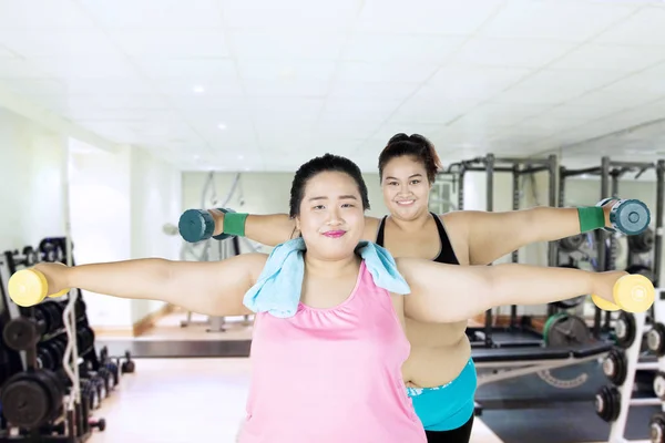 Mujeres sanas con sobrepeso haciendo ejercicio — Foto de Stock