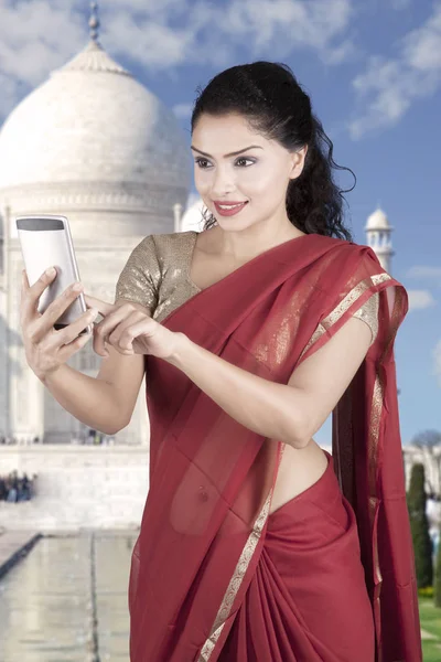 Indiase vrouw in saree kleding maakt gebruik van smartphone — Stockfoto