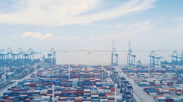 Puerto industrial con contenedores —  Fotos de Stock