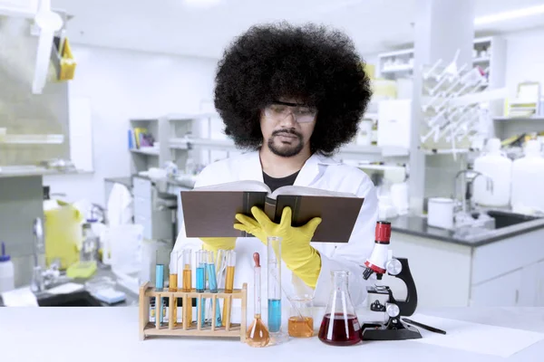 Kitap okurken erkek bilim adamı