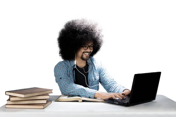 Studente maschio sta utilizzando un auricolare — Foto Stock