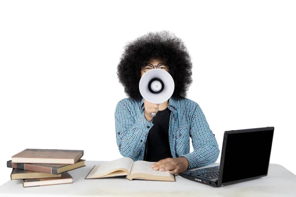 Estudante do sexo masculino gritando usando um megafone — Fotografia de Stock