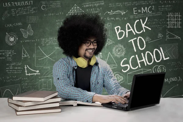 Estudante masculino com laptop em sala de aula — Fotografia de Stock