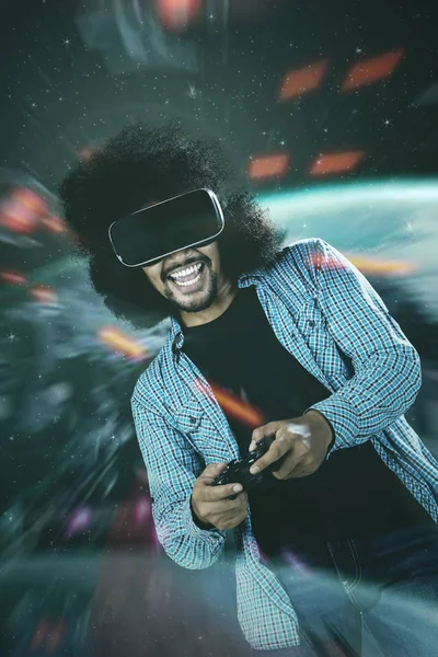 Hombre jugando juego con gafas de realidad virtual —  Fotos de Stock