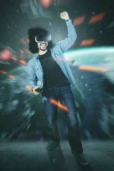 Oyunu kazanma Vr gözlüklü adam