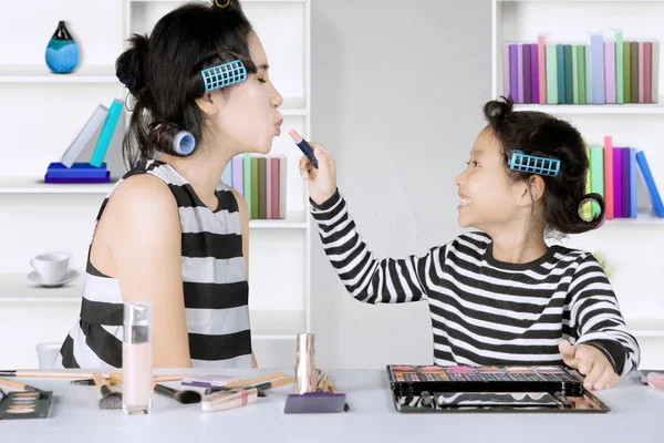 Anne ve kız bir rujla oynamaktan