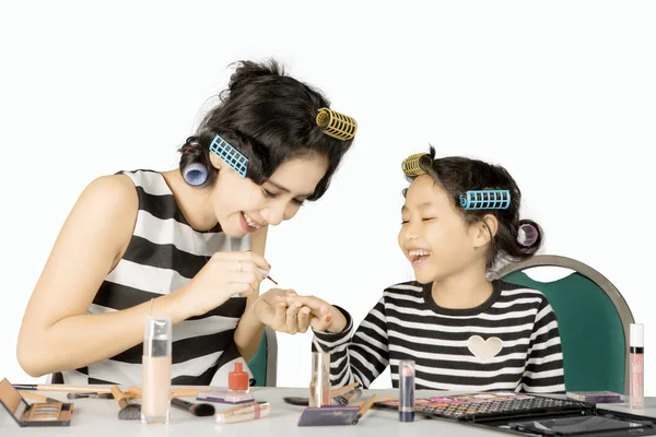 Anne kızı için tırnak cilası uygulayarak