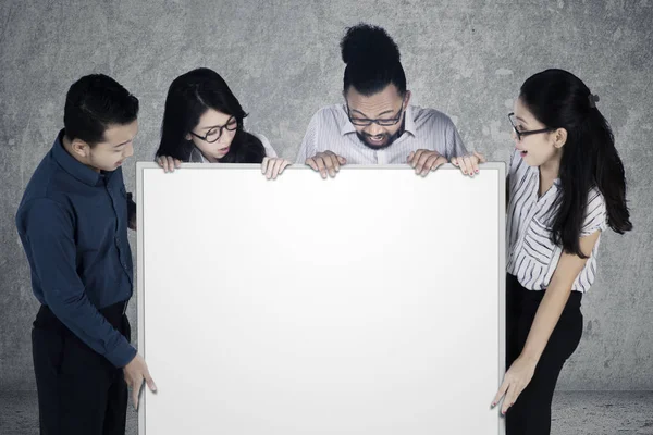 Travailleurs multiraciaux regardant tableau blanc vide — Photo