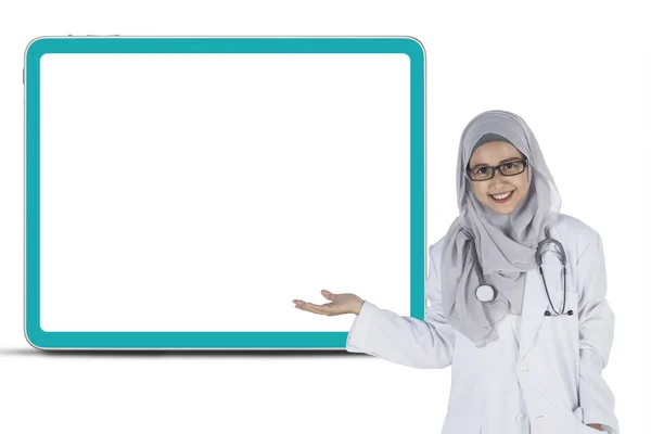 Moslim arts vertoont een leeg reclamebord — Stockfoto