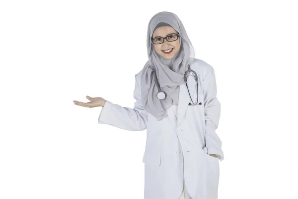 Médico muçulmano está mostrando algo no estúdio — Fotografia de Stock