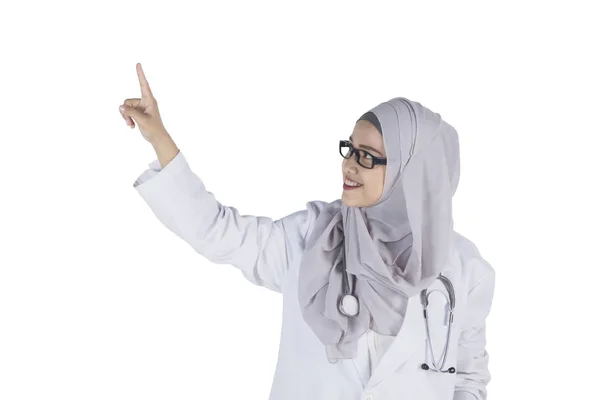 Мусульманский доктор что-то трогает — стоковое фото