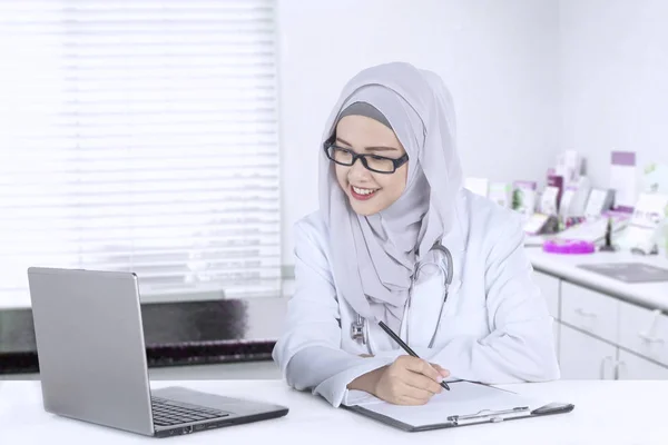 Muslimska läkare arbetar på kliniken — Stockfoto