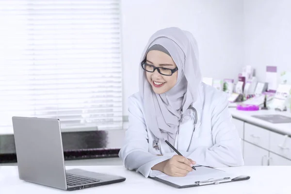 Medico musulmano sta lavorando in clinica — Foto Stock