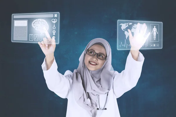 穆斯林的医生正在与一个未来派的界面 — 图库照片