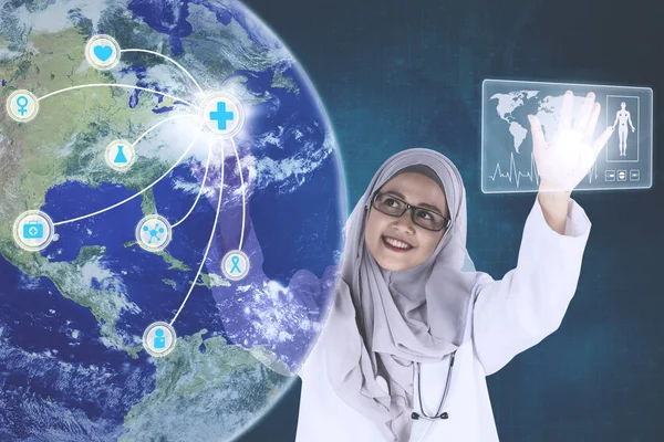 Médico musulmán está trabajando con pantalla virtual — Foto de Stock