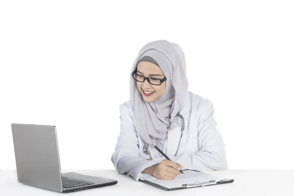 Muslimischer Arzt mit Laptop und Klemmbrett — Stockfoto