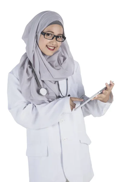 Médico musulmán con tableta digital en el estudio — Foto de Stock
