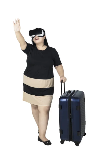 Mulher obesa está usando fone de ouvido realidade virtual — Fotografia de Stock