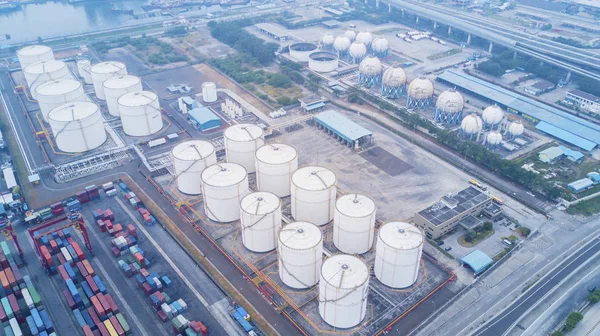 Serbatoi e container petroliferi in porto — Foto Stock