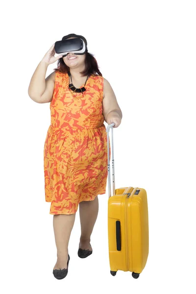 Överviktig turist med virtuell verklighet och resväska — Stockfoto