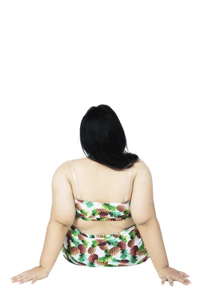 Obézní žena relaxační v ateliéru — Stock fotografie