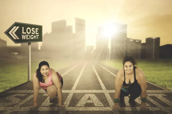 Overweight women ready to run together — Stock Photo, Image
