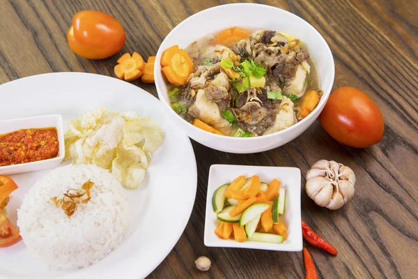 Sopa de rabo de boi e arroz na mesa — Fotografia de Stock
