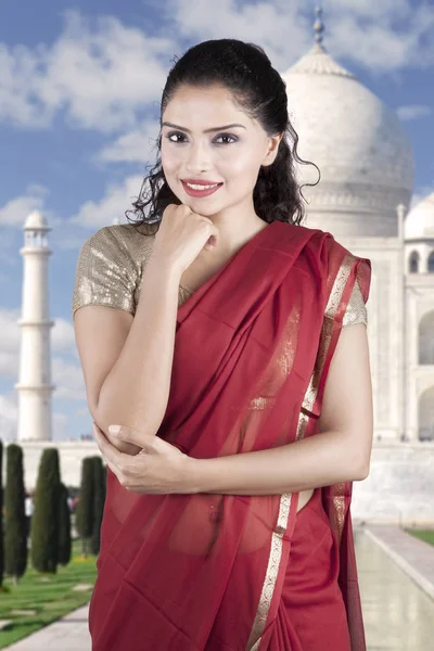 Mujer india bonita usando ropa de sari rojo — Foto de Stock